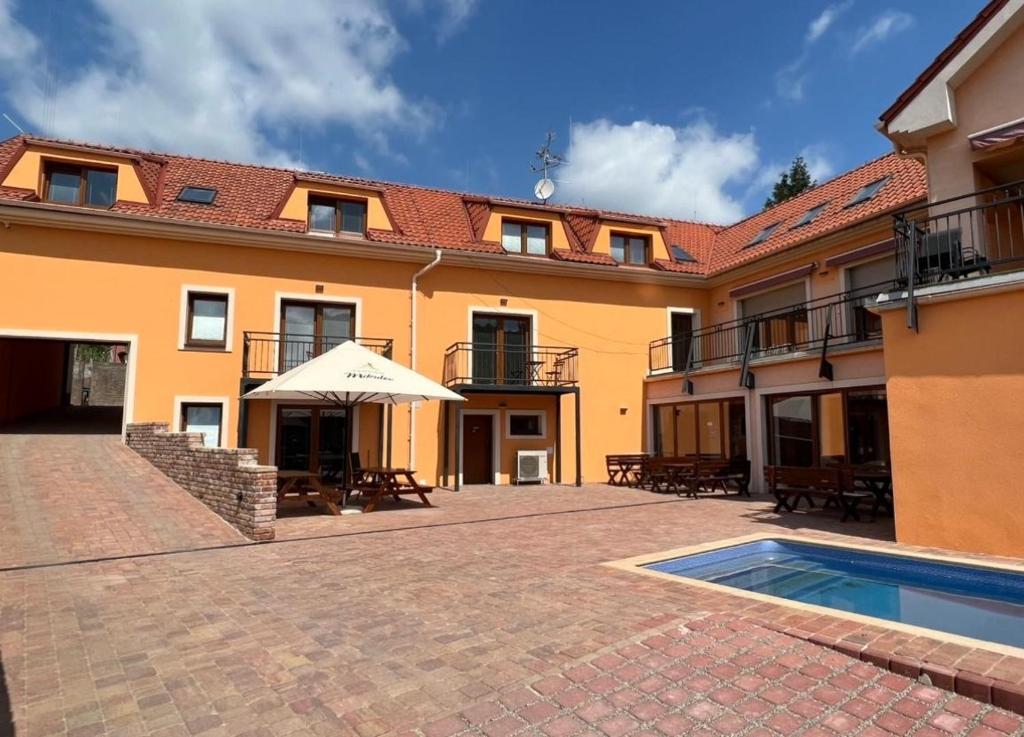 - un bâtiment avec une terrasse et une piscine dans l'établissement Pension Mikulov, à Mikulov