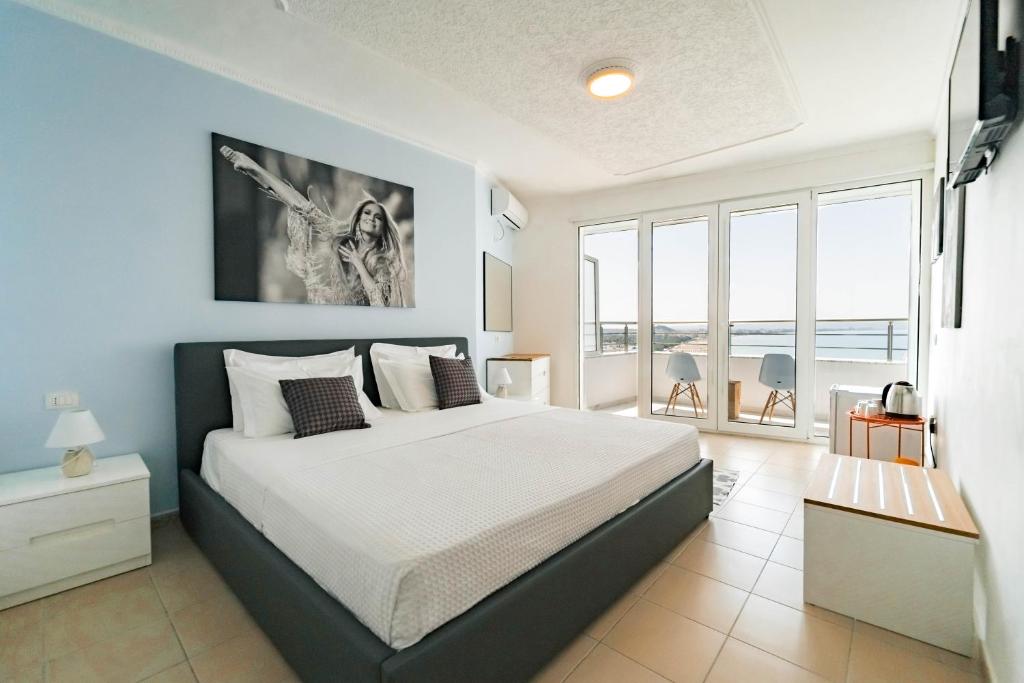 Una cama o camas en una habitación de Beachfront Marilyn