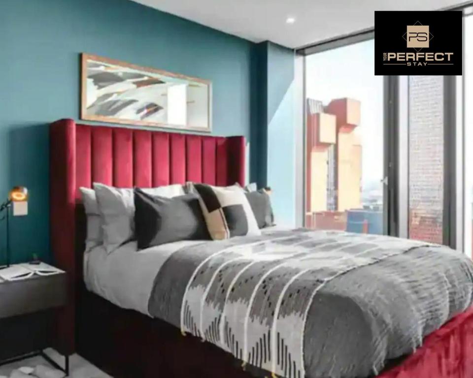 Llit o llits en una habitació de Mercian Luxury Aparthotel - Birmingham City Centre - Your Perfect Stay - 24 Hour Gym Rooftop Terrace Cinema Room