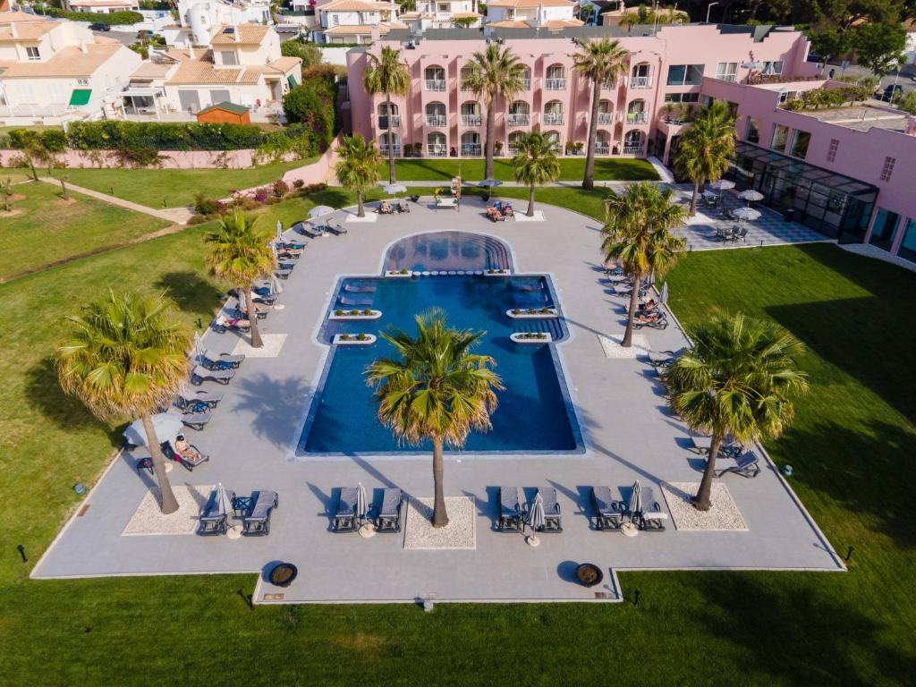 uma vista aérea de um resort com uma piscina em Vila Gale Collection Praia em Albufeira