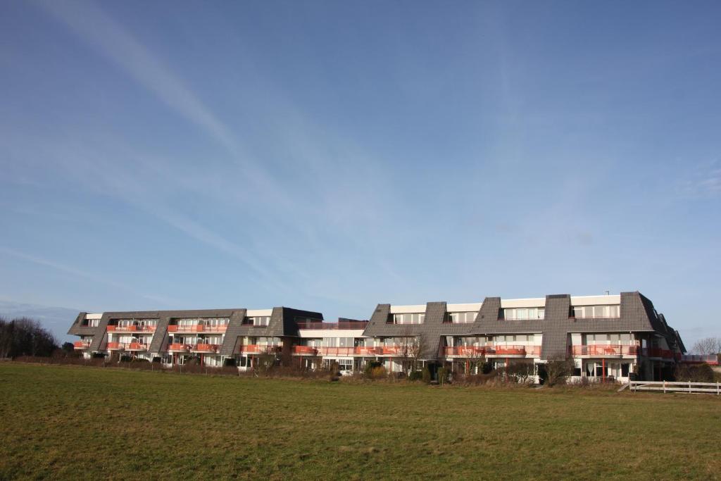 een groot gebouw met een veld ervoor bij Amelander Paradijs 22 in Buren