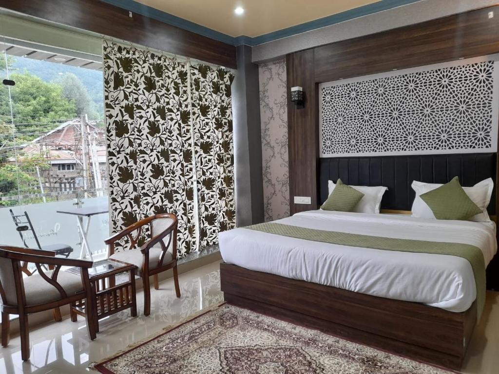 1 dormitorio con cama, mesa y ventana en THE JAMAWAR, en Srinagar