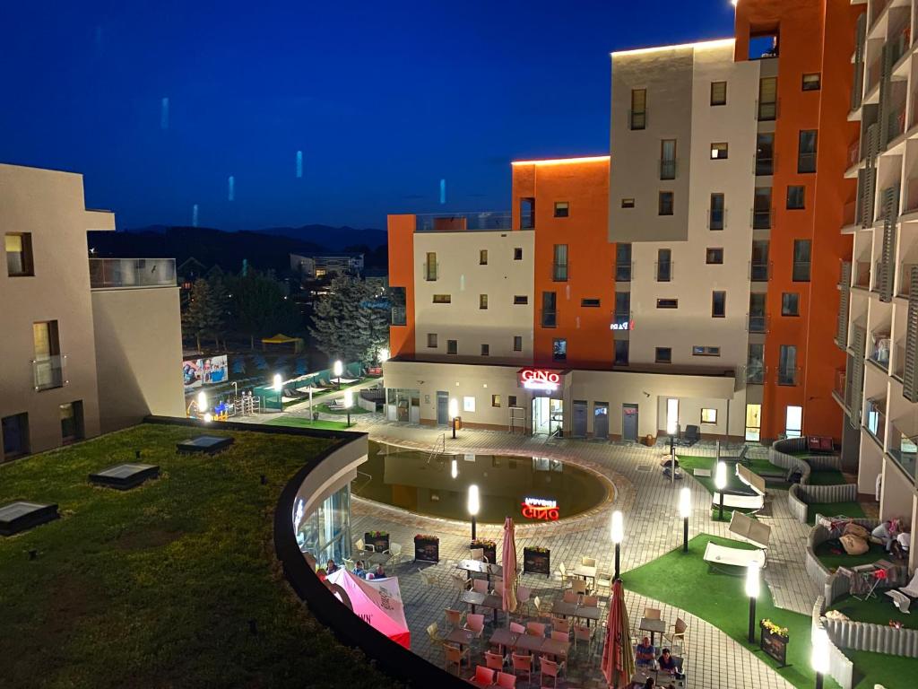 vistas a un edificio con patio por la noche en Apartment Family Besenova Aquapark - zlava 20p, en Bešeňová