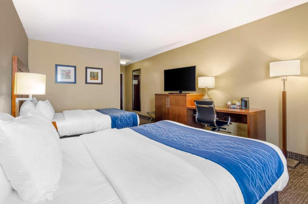 Comfort Inn & Suites Christiansburg I-81房間的床