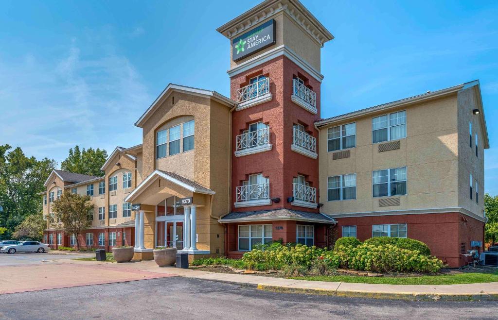 um edifício com uma torre de relógio em cima em Extended Stay America Suites - Indianapolis - Northwest - I-465 em Indianápolis