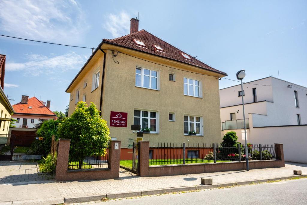 una casa con una recinzione di fronte di Penzion na Smetance a Zlín