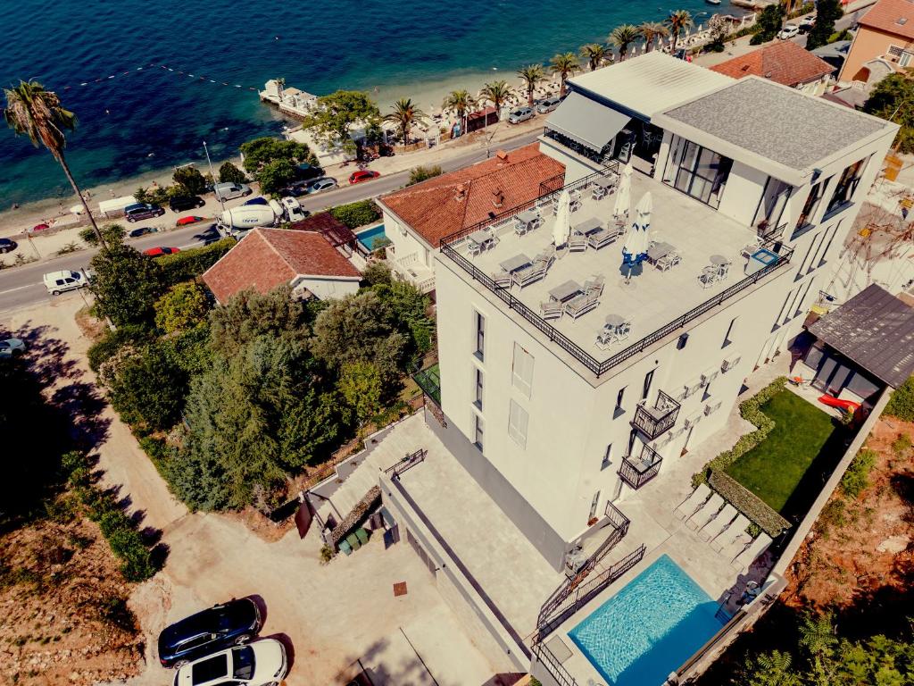 una vista aérea de una casa con piscina en SkyView apartments, en Herceg-Novi