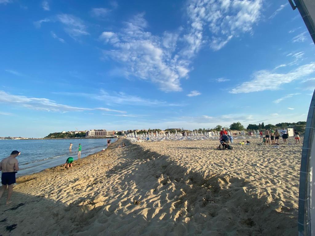 Un groupe de personnes debout sur une plage dans l'établissement PARADISO 'В' 403 Fancy Studio Nessebar, à Nessebar