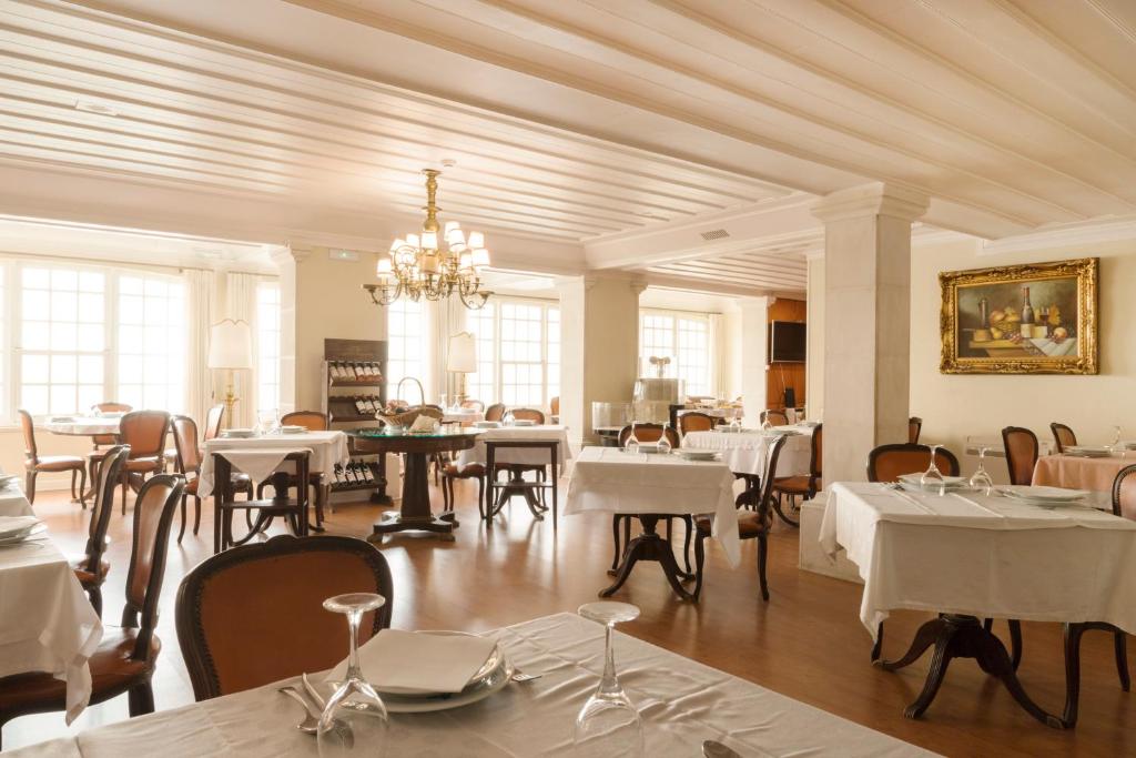 Un restaurant u otro lugar para comer en Hotel Joao Padeiro