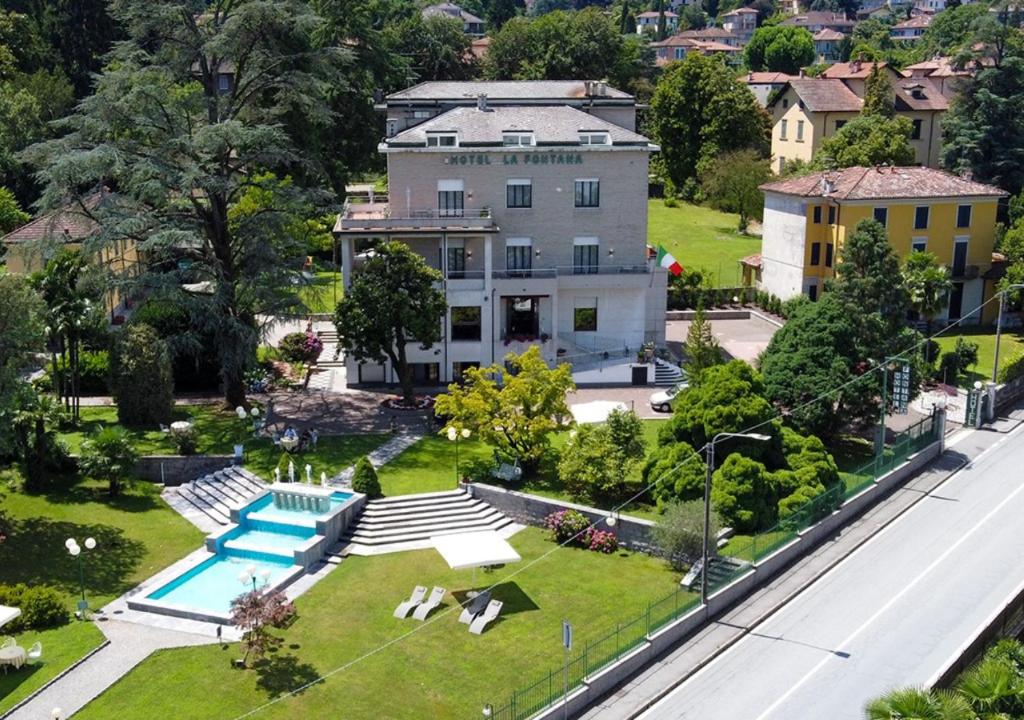 eine Luftansicht eines Hauses mit Pool in der Unterkunft Hotel La Fontana in Stresa