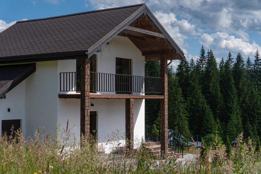 El edificio en el que está el chalet de montaña