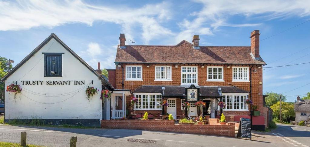 une auberge de fraises fiduciaire au coin d'une rue dans l'établissement The Trusty Servant Inn, à Lyndhurst