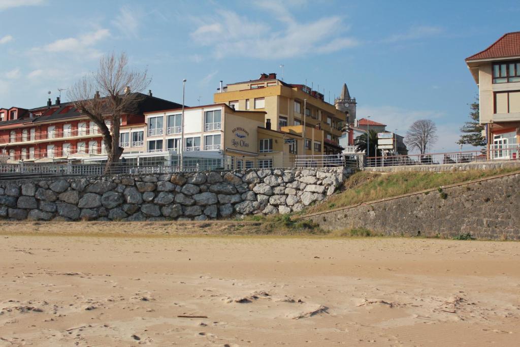 grupa budynków na plaży z ścianą zatrzymania w obiekcie Hotel Las Olas w mieście Noja