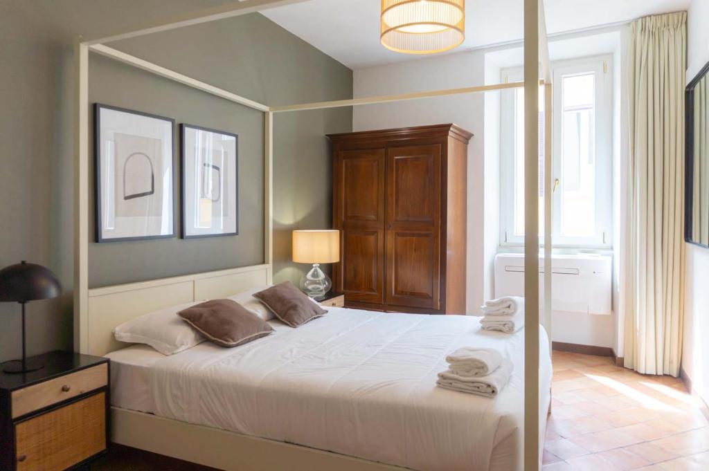 Säng eller sängar i ett rum på Piazza Navona Charming Apartment