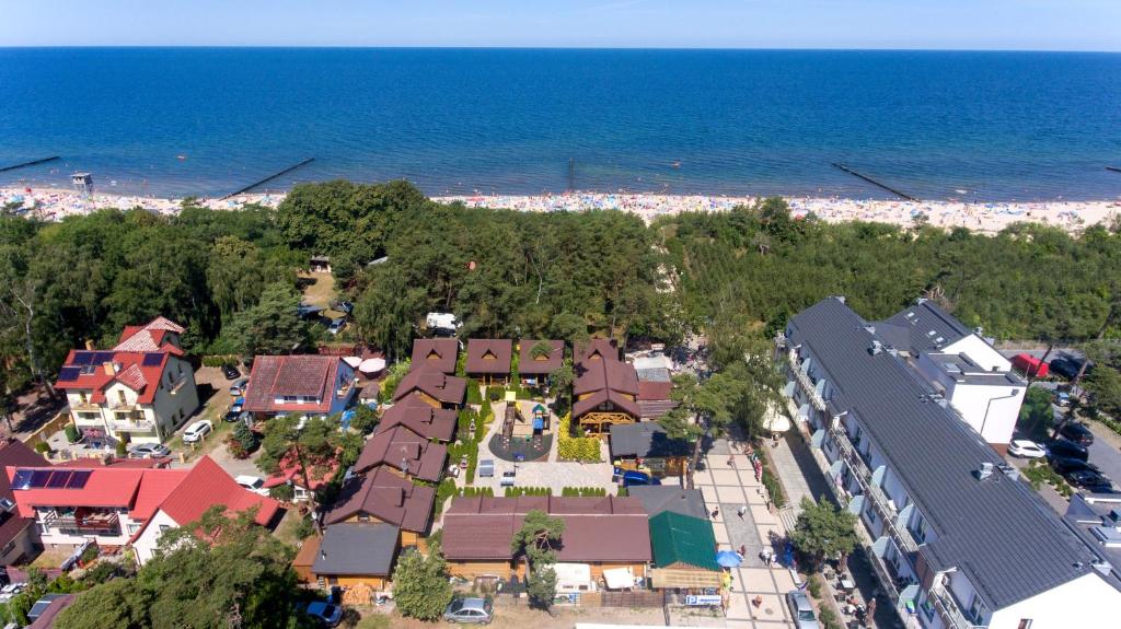 una vista aérea de una ciudad junto a la playa en Domy z Bala - Bungalow 50 metrów od Plaży spa domki ogrzewane, en Dziwnówek