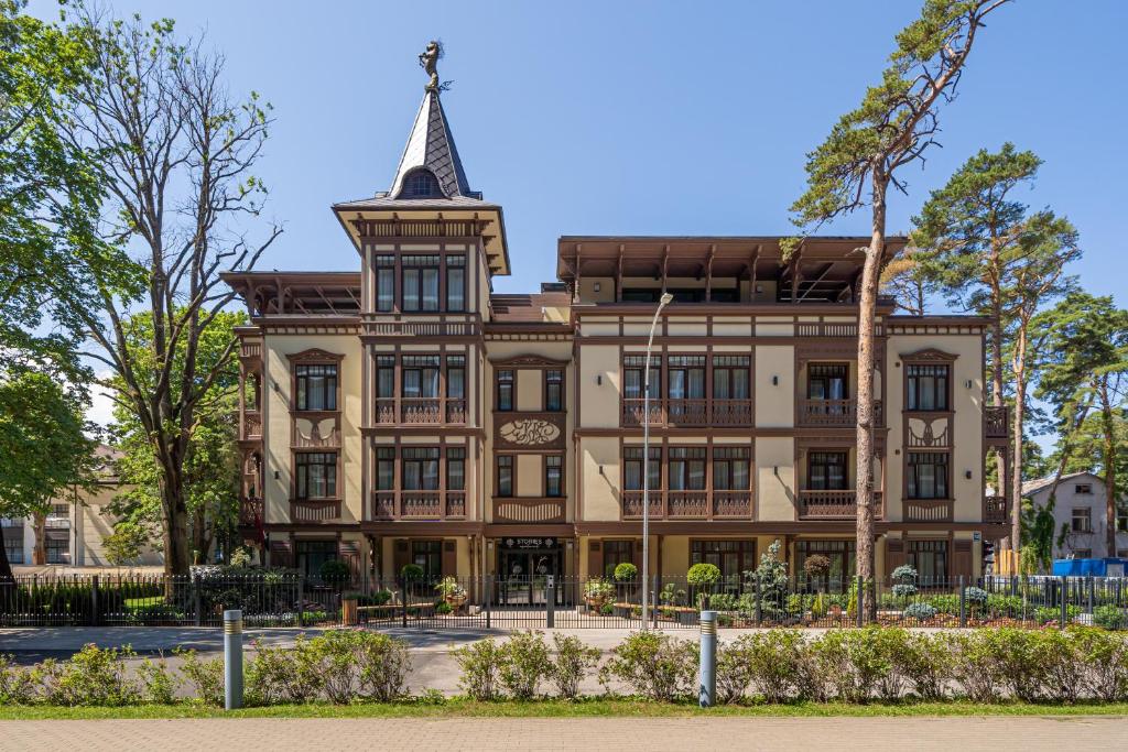 un grand bâtiment avec une tour en haut dans l'établissement STORIES Design ApartHotel, à Jurmala