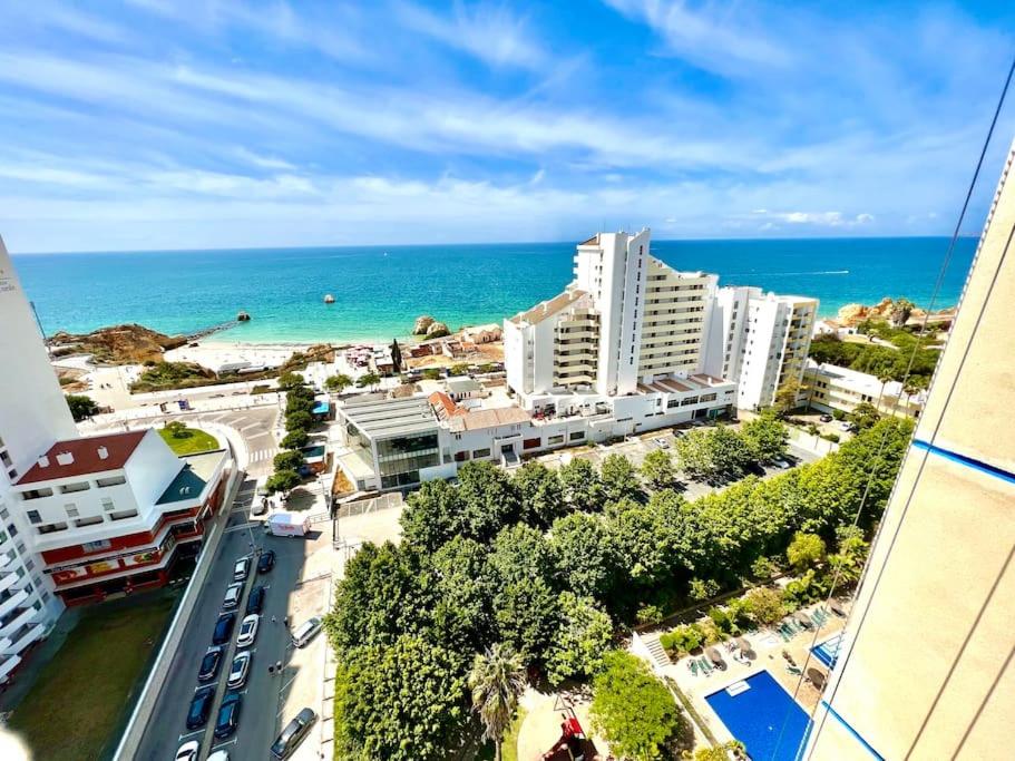 Uma vista do mar tirada do apartamento