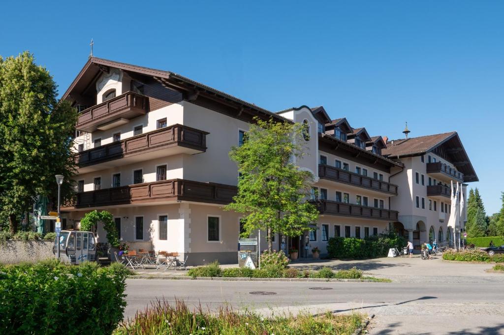 ein Gebäude mit Balkon auf der Seite in der Unterkunft Hotel zur Post in Rohrdorf