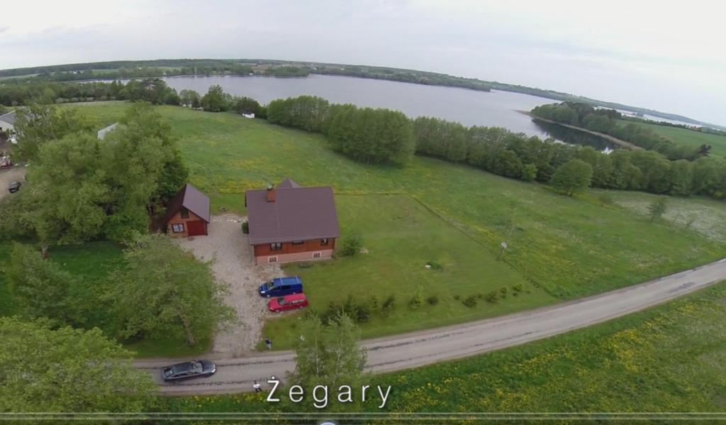 z góry widok na dom na polu z drogą w obiekcie Domek Żegary w Sejnach