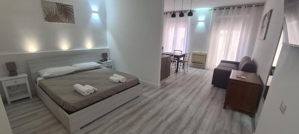 um quarto com uma cama com duas toalhas em CagliariParadiseApartment it Marina em Cagliari