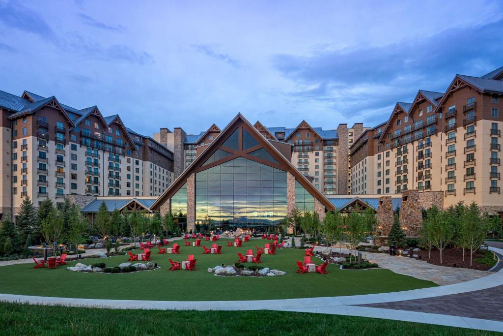 um grande edifício com um grupo de pessoas num parque em Gaylord Rockies Resort & Convention Center em Aurora