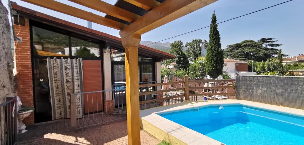 un patio con piscina y una casa en Casa Rural Casona de Jerte, en Jerte