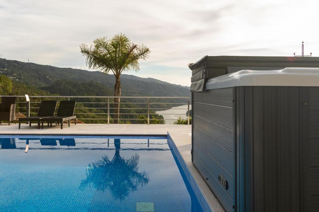 una piscina con vista sulle montagne di Quinta Flor de Lis, Gerês a Vieira do Minho