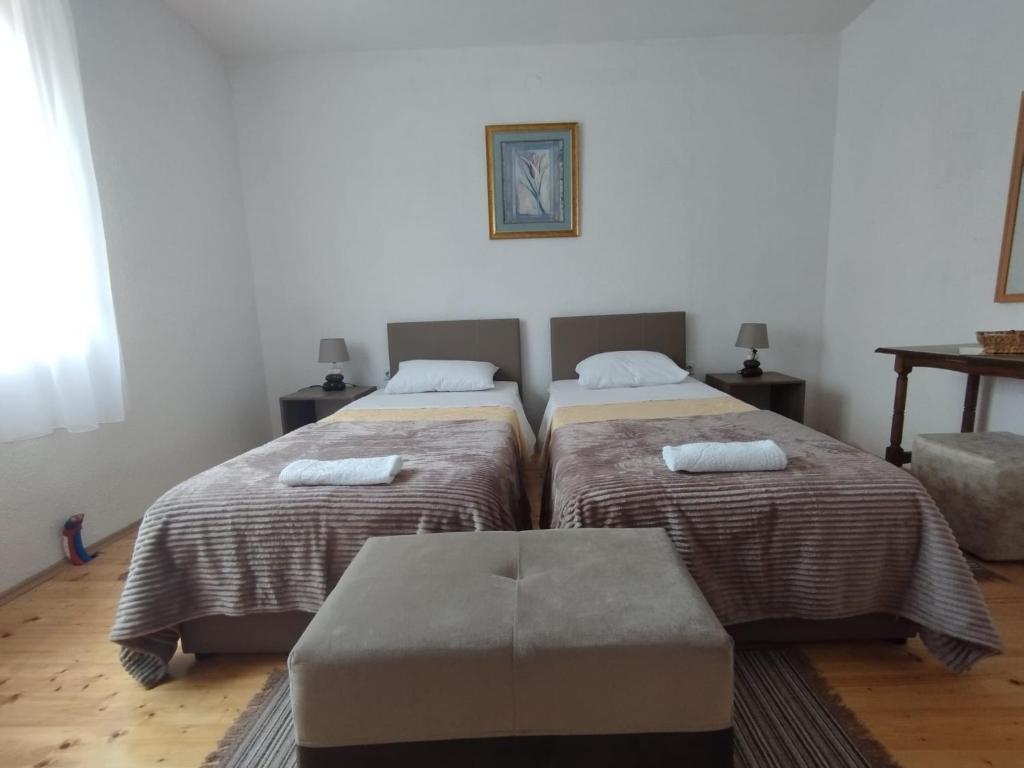 2 letti posti uno accanto all'altro in una camera da letto di Apartment Serenity a Ohrid