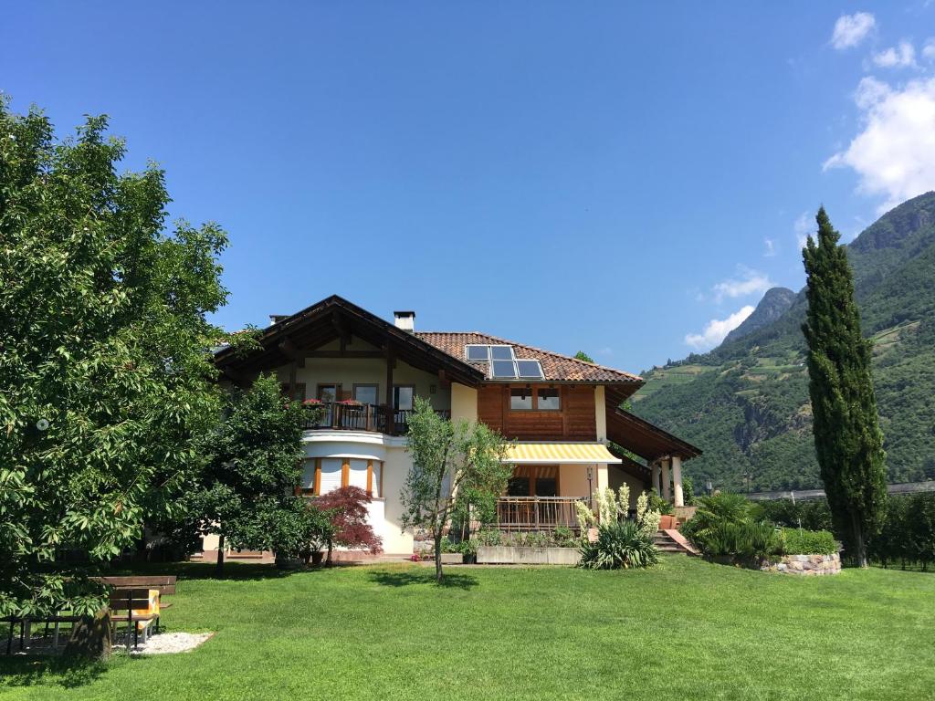 een groot huis met bergen op de achtergrond bij Feldererhof in Postal