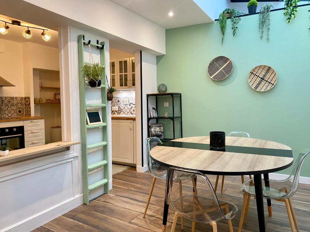 - une salle à manger avec une table et des chaises dans l'établissement Cité Gastro. / Centre Ville, à Dijon