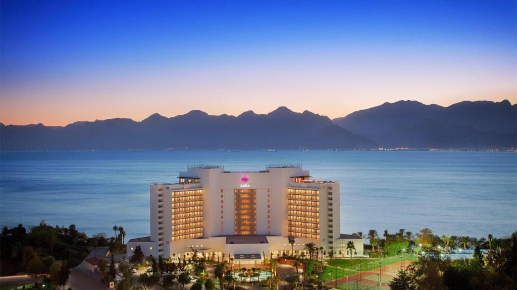 Cet hôtel offre une vue sur l'océan et les montagnes. dans l'établissement Akra Antalya, à Antalya