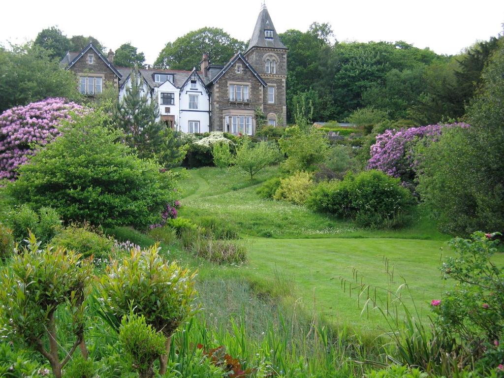 een oud huis midden in een tuin bij Yewfield Vegetarian Guest house in Ambleside