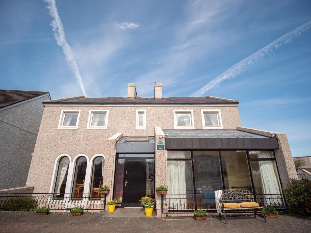 een huis met een groot raam aan de voorzijde bij Ceol na Mara Guest House in Enniscrone