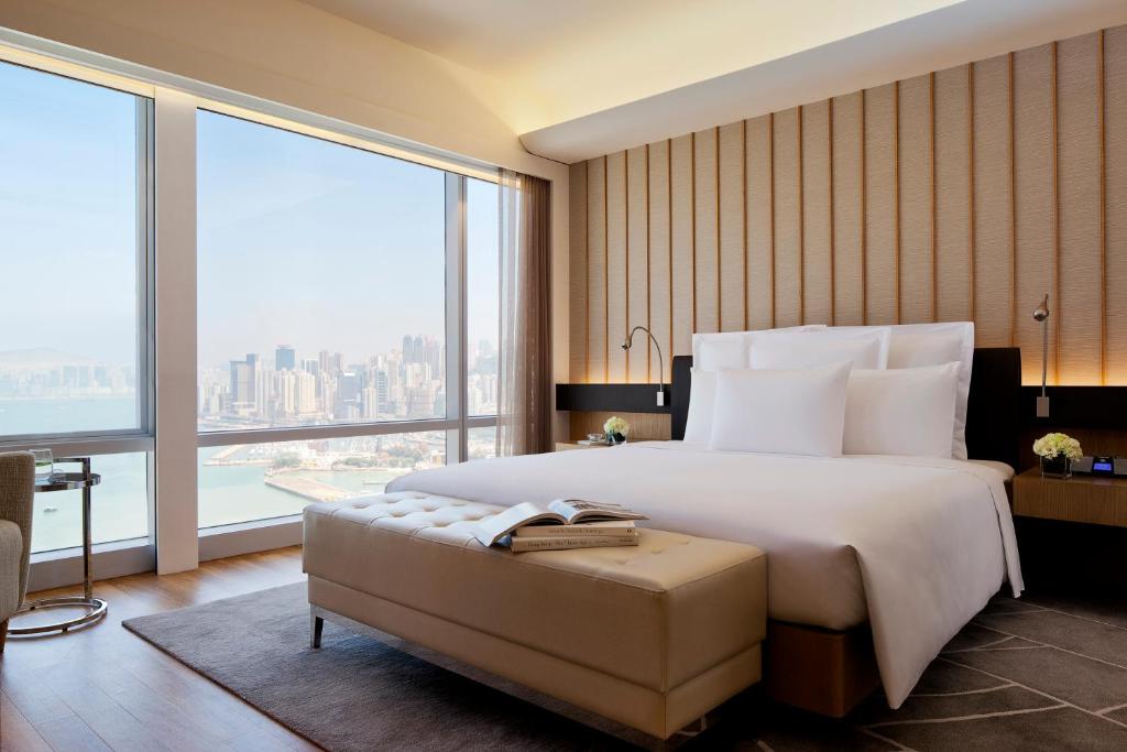 Ліжко або ліжка в номері Renaissance Hong Kong Harbour View Hotel