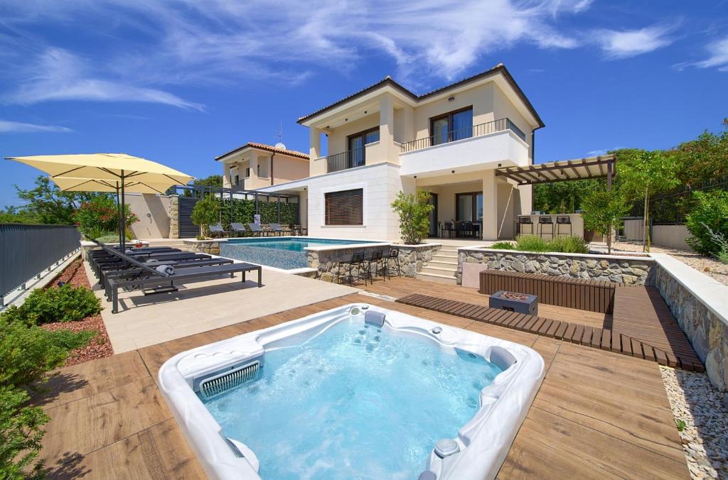 Piscina a Luxury Villas LORD and LADY o a prop