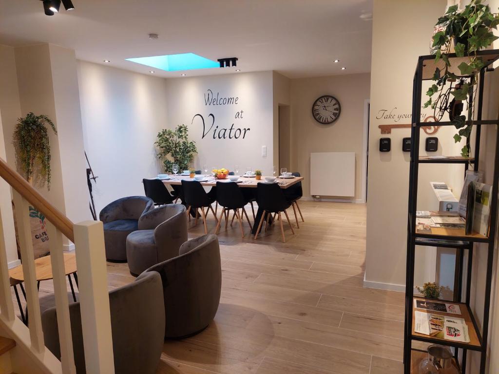 uma sala de jantar com uma mesa e cadeiras num quarto em Viator Holidayhome em Tongeren