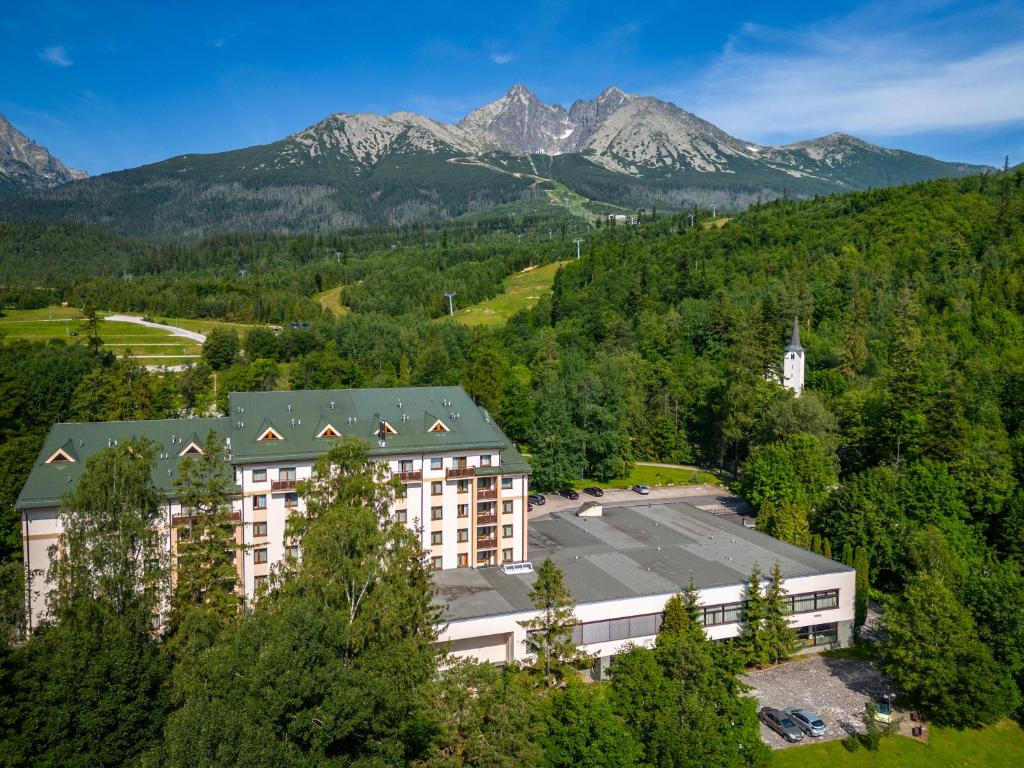 Nespecifikovaný výhled na hory nebo výhled na hory při pohledu z hotelu