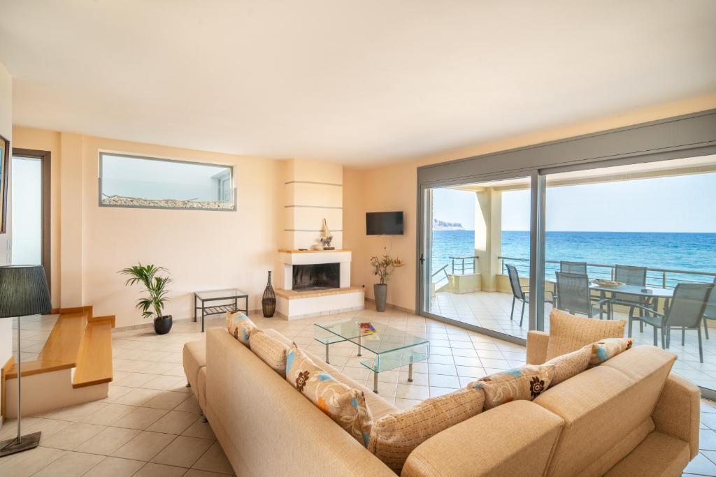 Un lugar para sentarse en Spacious beachfront maisonettes with stunning views & a private beach