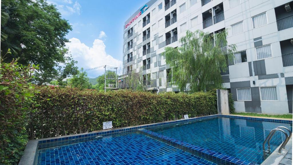 uma piscina em frente a um edifício em Fortune D Plus Hotel Khaoyai em Mu Si