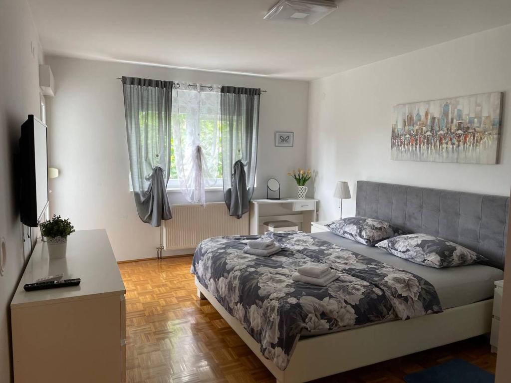 Un dormitorio con una cama grande y una ventana en DIS apartment Varaždin, en Varaždin