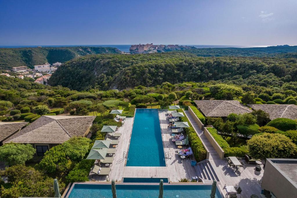 een luchtzicht op het zwembad van een resort met uitzicht bij Hôtel & Spa Version Maquis Citadelle in Bonifacio