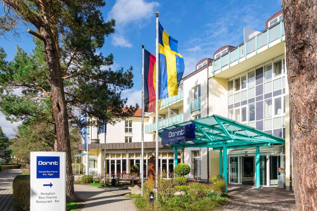 un hôtel avec un panneau devant un bâtiment dans l'établissement Dorint Seehotel Binz-Therme, à Binz