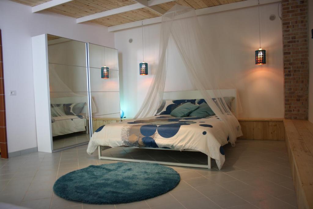 Tempat tidur dalam kamar di Blue B&B