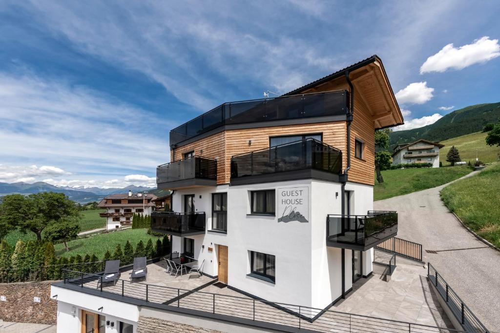 une maison sur une colline avec un balcon dans l'établissement Guesthouse Plose, à Bressanone