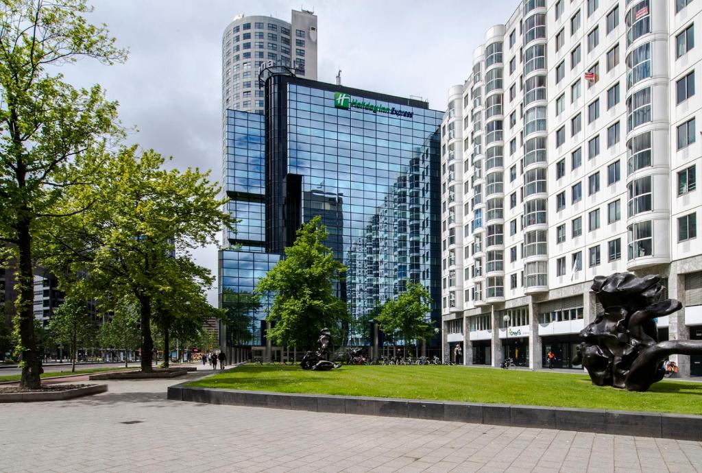 um parque com edifícios altos numa cidade em Holiday Inn Express Rotterdam - Central Station, an IHG Hotel em Roterdão