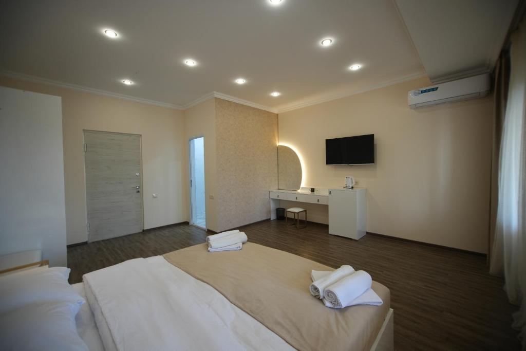 Cama ou camas em um quarto em WHITE HOTEL GYUMRI