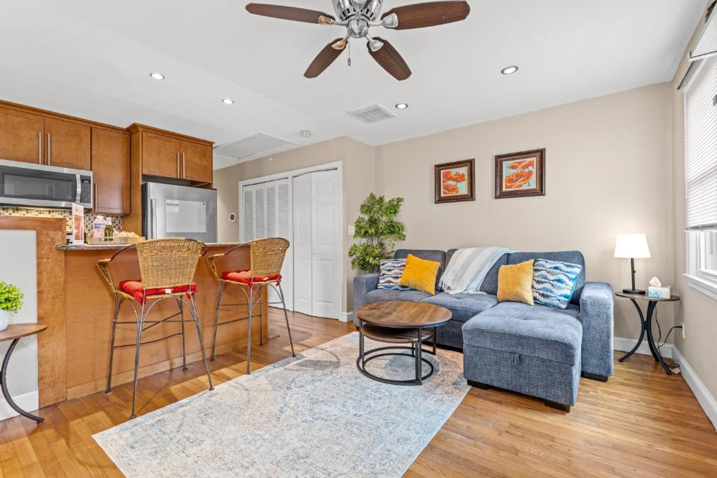 uma sala de estar com um sofá e uma cozinha em 2 Bed Townhouse: Minutes from DCA-National Airport em Alexandria