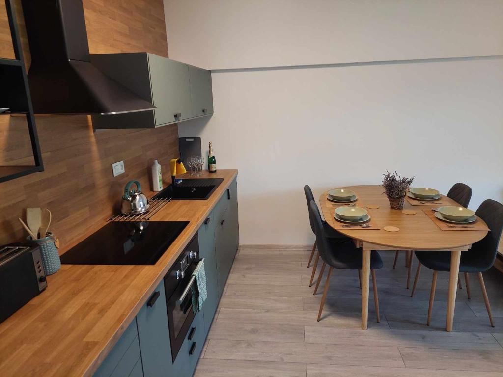 een keuken met een tafel en een eetkamer bij Apartmán Bešeň 304 in Bešeňová