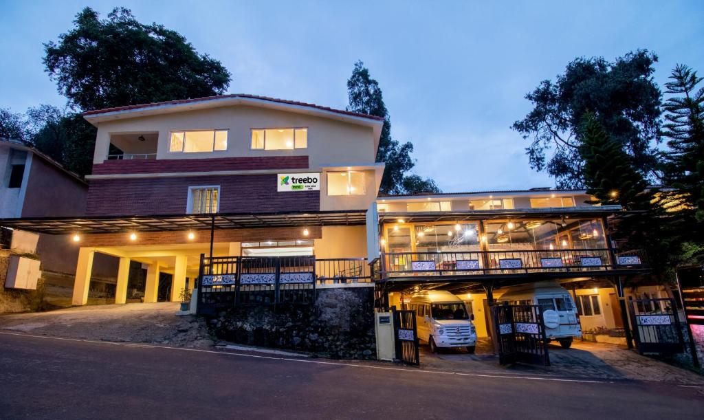 une maison éclairée à l'avant dans l'établissement Treebo Kodai Kings Park, 650 M From Kodai Lake, à Kodaikānāl