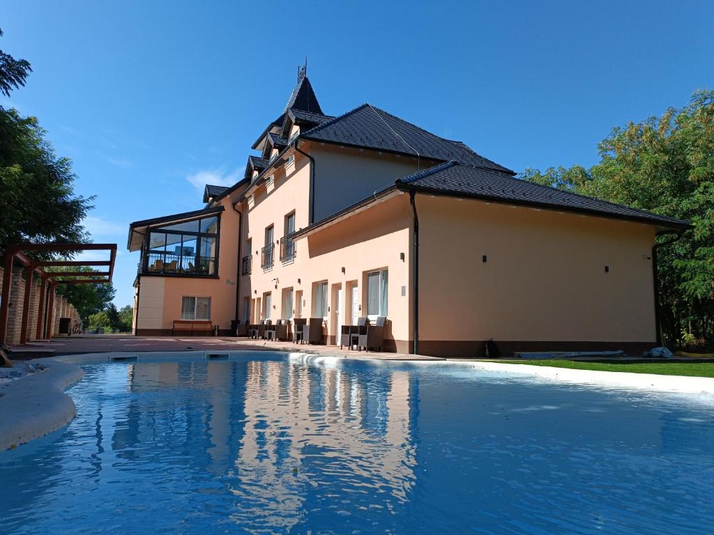 una piscina frente a un edificio en Navigator, en Palić